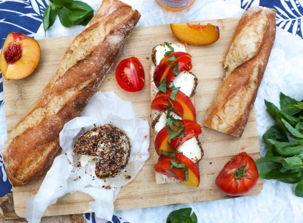 Belegd stokbrood met geitenkaas en&nbsp;perzik