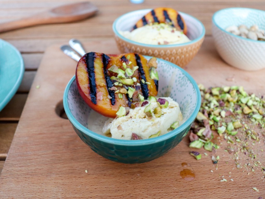 Gegrilde perzik met roomijs en&nbsp;pistache