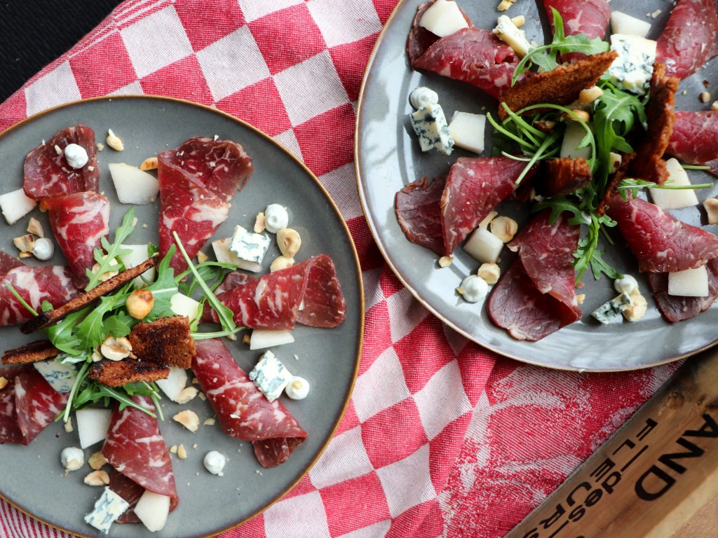 Koud gerookte carpaccio met gorgonzola, peer, ontbijtkoek en gerookte&nbsp;hazelnoten