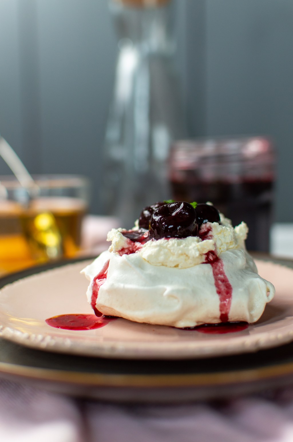 Meringues met kersenkrieksaus