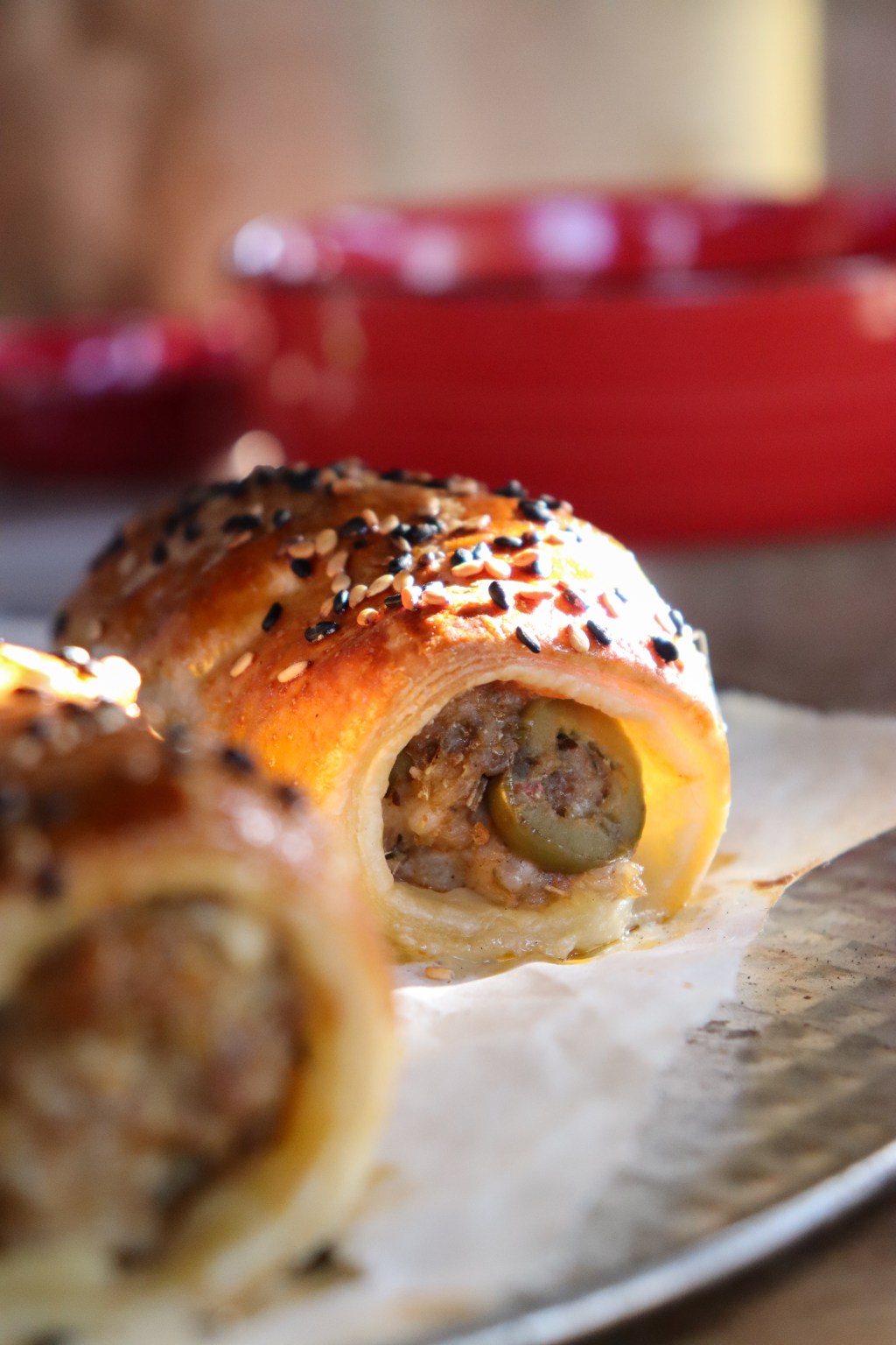 Saucijzenbroodjes met feta en&nbsp;olijven
